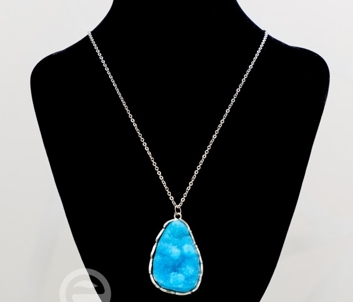 Fio em a�o pendente com pedra azul.