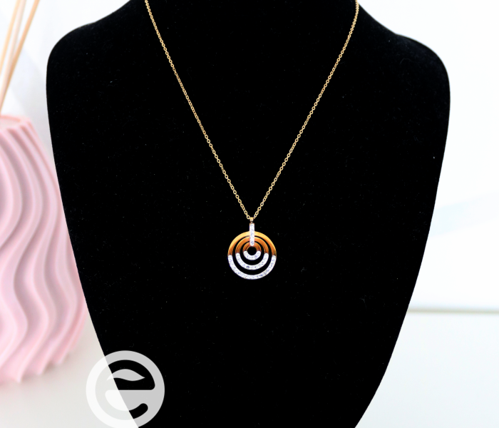 Fio dourado com medalha