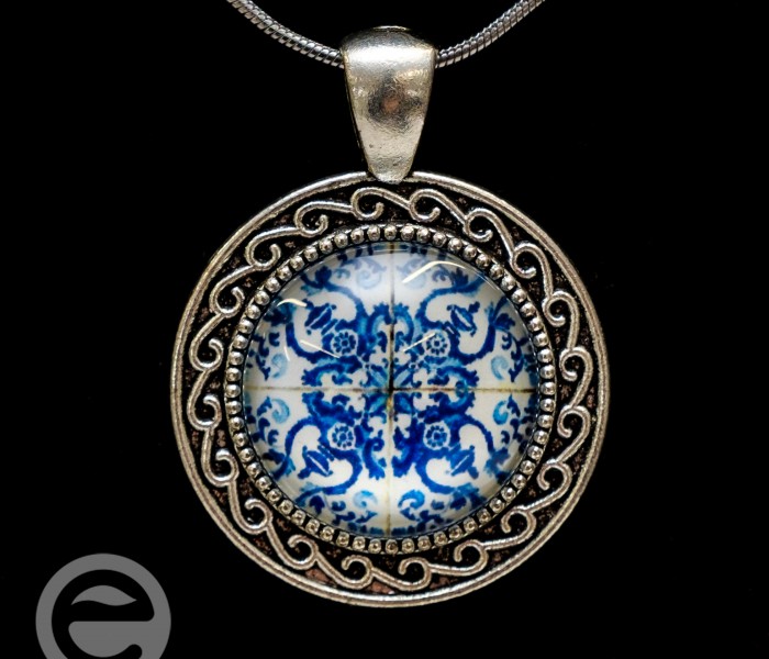 Medalho com azulejo.