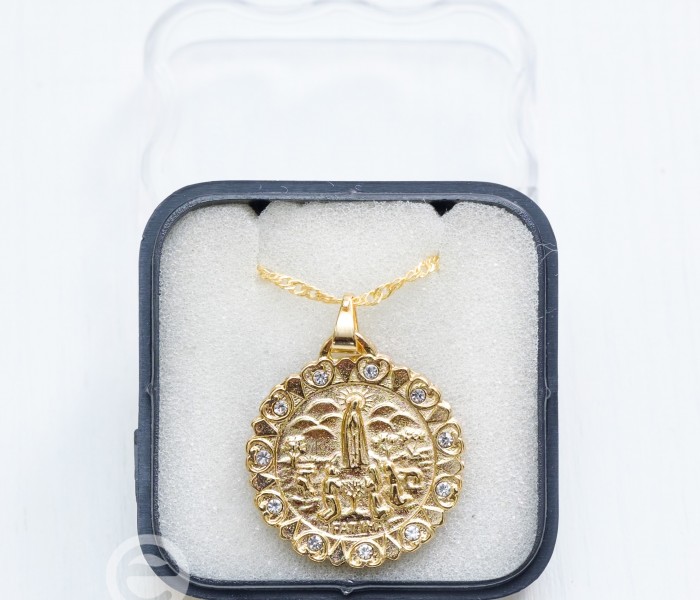 Fio com medalha de Ftima
